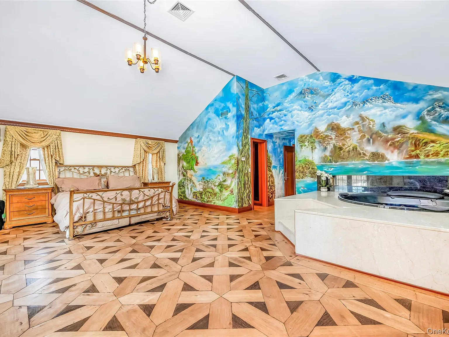 Primary Suite — Mural & Jacuzzi