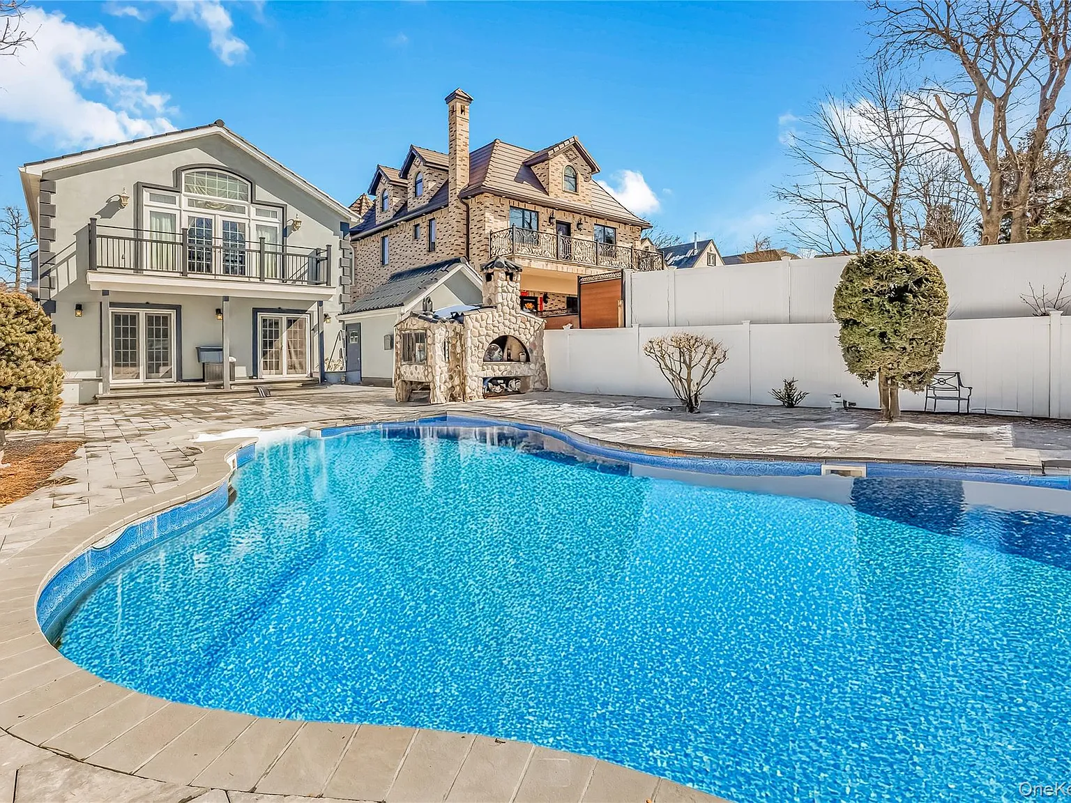 Backyard — Pool, Pizza Oven & BBQ