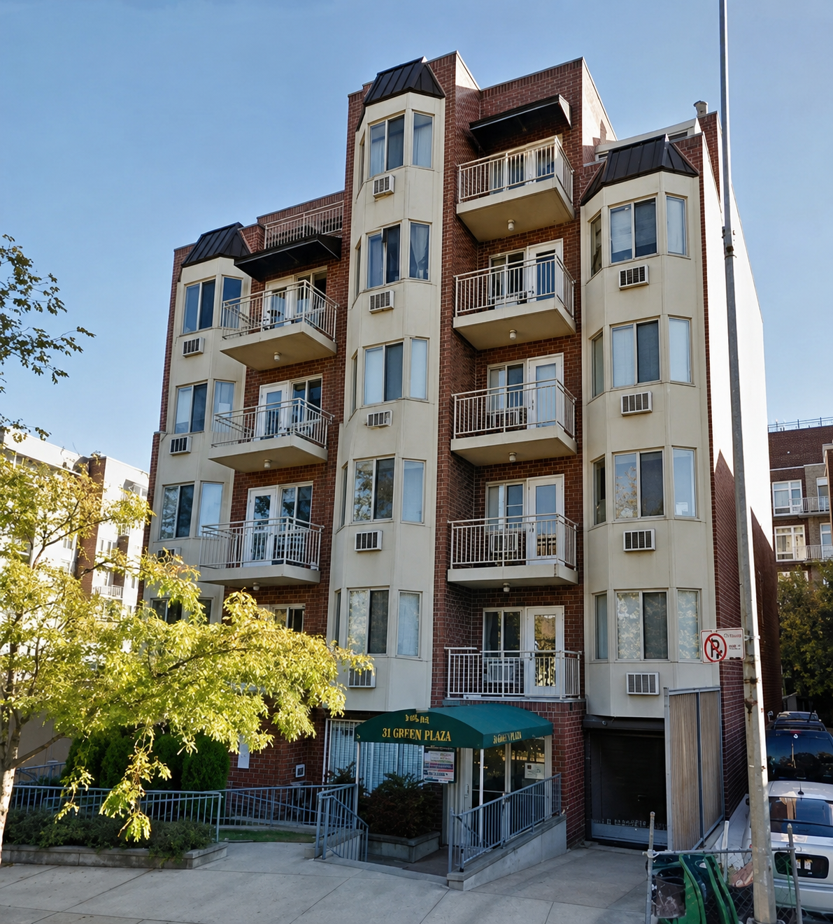 31 Green Plaza — Building Exterior